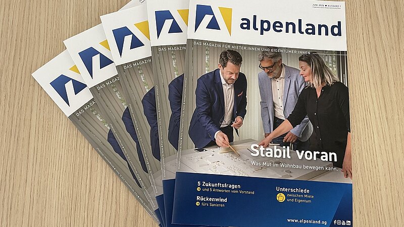 Das Magazin für Mieter:innen und Eigentümer:innen liegt aufgefächert am Tisch.