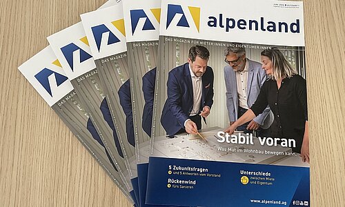 Das Magazin für Mieter:innen und Eigentümer:innen liegt aufgefächert am Tisch.