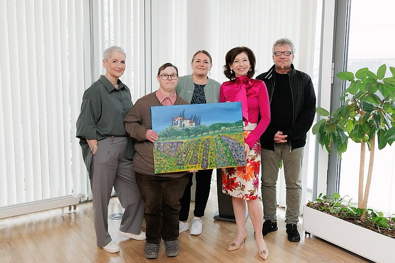 Personen vlnr.: Monika Reichhuber (Lebenshilfe NÖ, künstlerische Begleitung), Künstler Gregor Wimmer, Claudia Reischl (Lebenshilfe NÖ, Standortleiterin Kunsthof Seidenberg), Isabella Stickler (Obfrau Alpenland)
