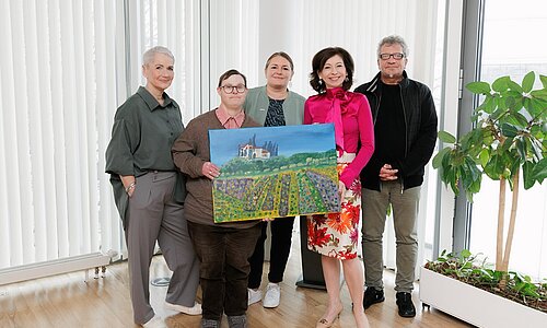 Personen vlnr.: Monika Reichhuber (Lebenshilfe NÖ, künstlerische Begleitung), Künstler Gregor Wimmer, Claudia Reischl (Lebenshilfe NÖ, Standortleiterin Kunsthof Seidenberg), Isabella Stickler (Obfrau Alpenland)
